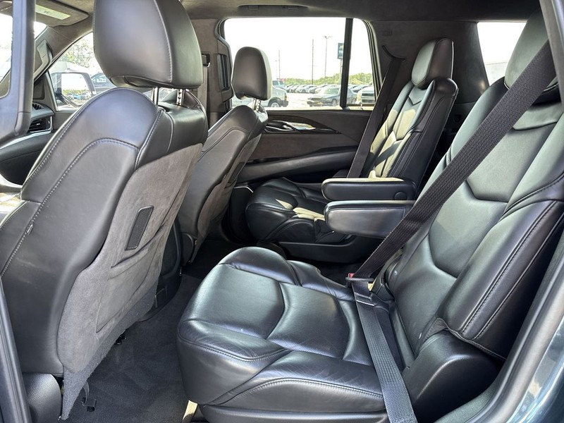 Cadillac Escalade Vehicle Full-screen Gallery Image 32
