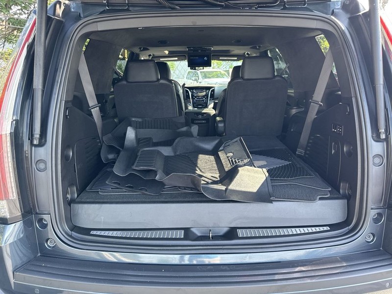 Cadillac Escalade Vehicle Full-screen Gallery Image 33