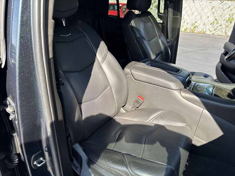 Cadillac Escalade Vehicle Full-screen Gallery Image 34