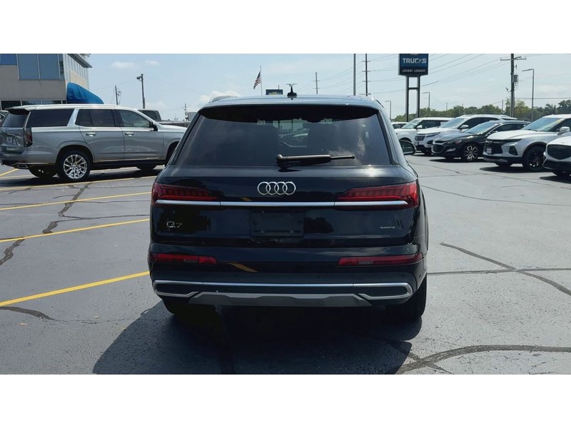 Audi Q7 Vehicle Full-screen Gallery Image 07