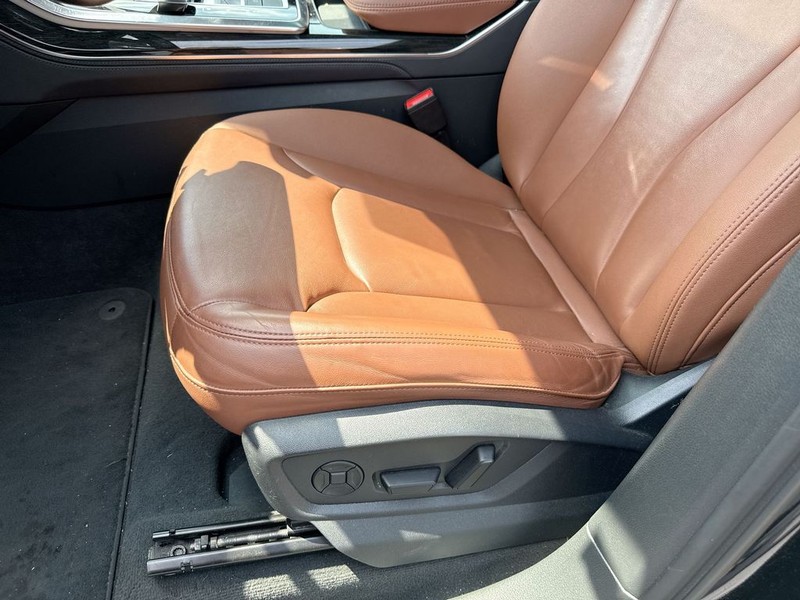 Audi Q7 Vehicle Full-screen Gallery Image 11