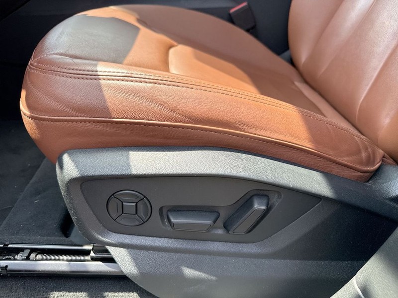 Audi Q7 Vehicle Full-screen Gallery Image 12