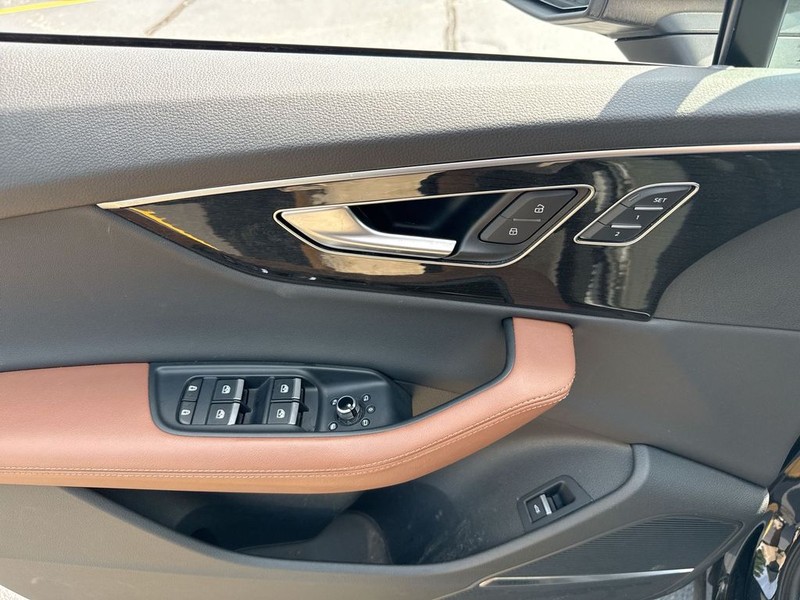 Audi Q7 Vehicle Full-screen Gallery Image 13