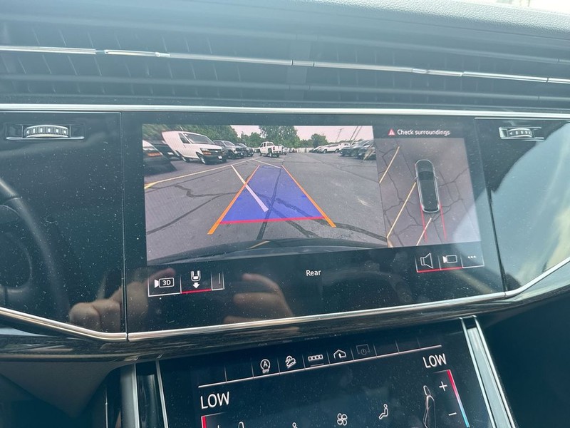 Audi Q7 Vehicle Full-screen Gallery Image 17