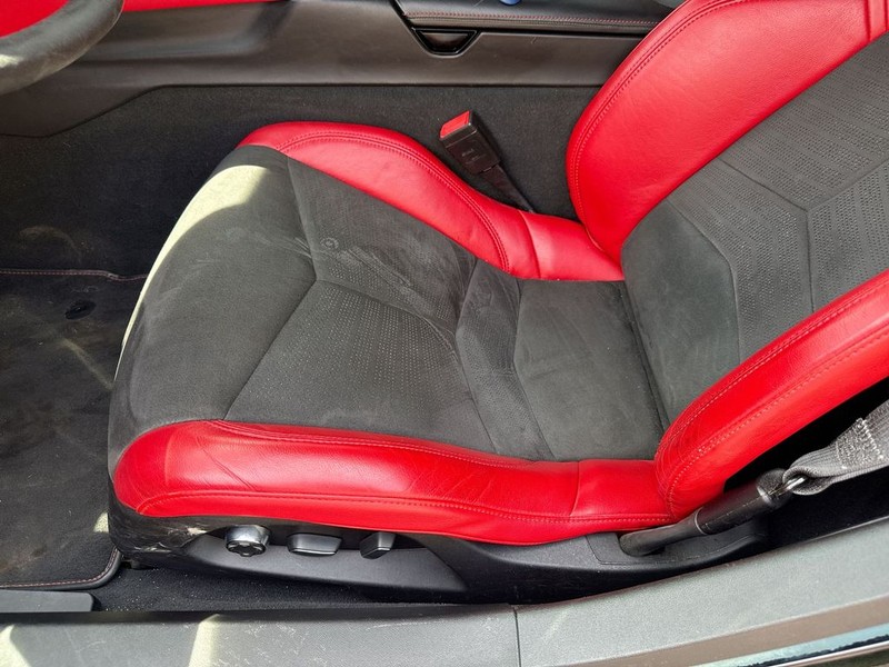 Chevrolet Corvette Vehicle Full-screen Gallery Image 11