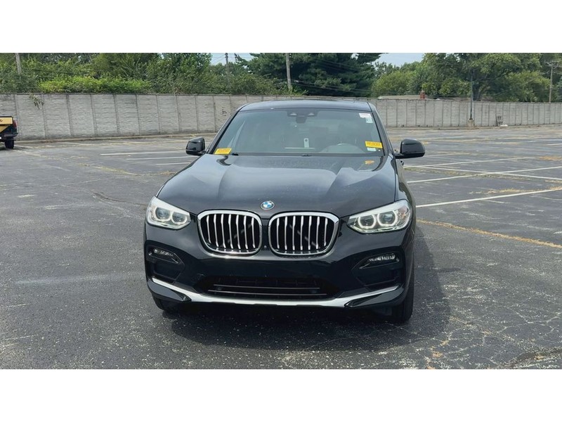 BMW X4 Vehicle Full-screen Gallery Image 03