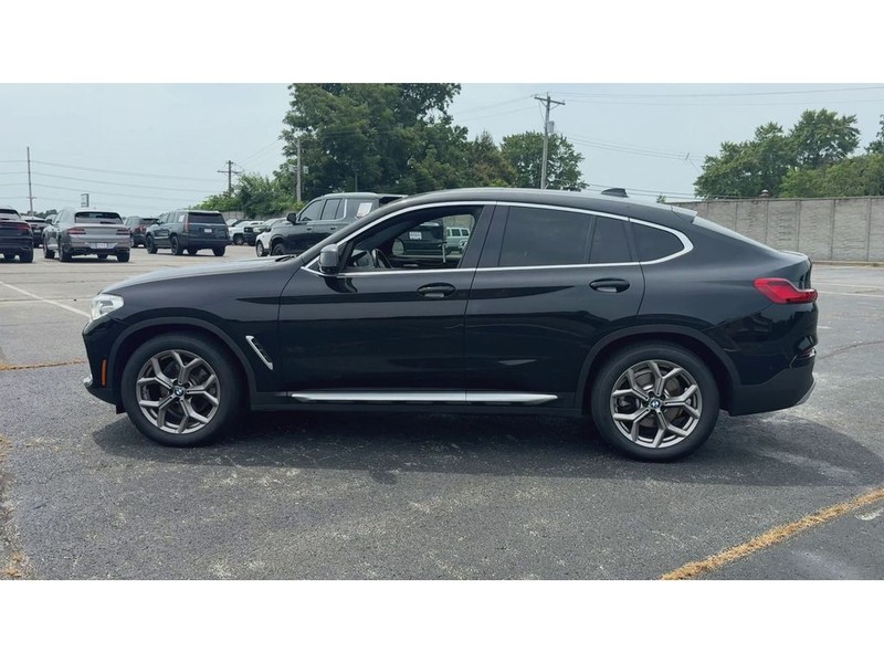 BMW X4 Vehicle Full-screen Gallery Image 05