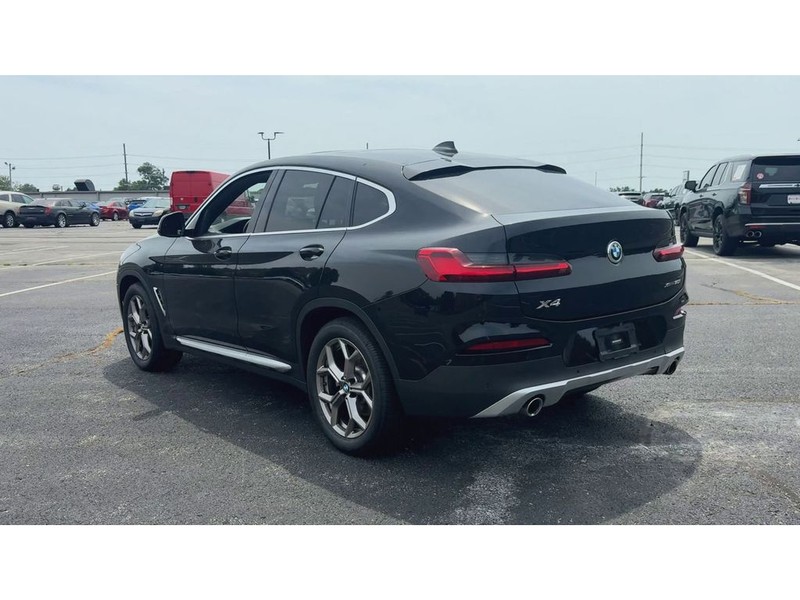 BMW X4 Vehicle Full-screen Gallery Image 06