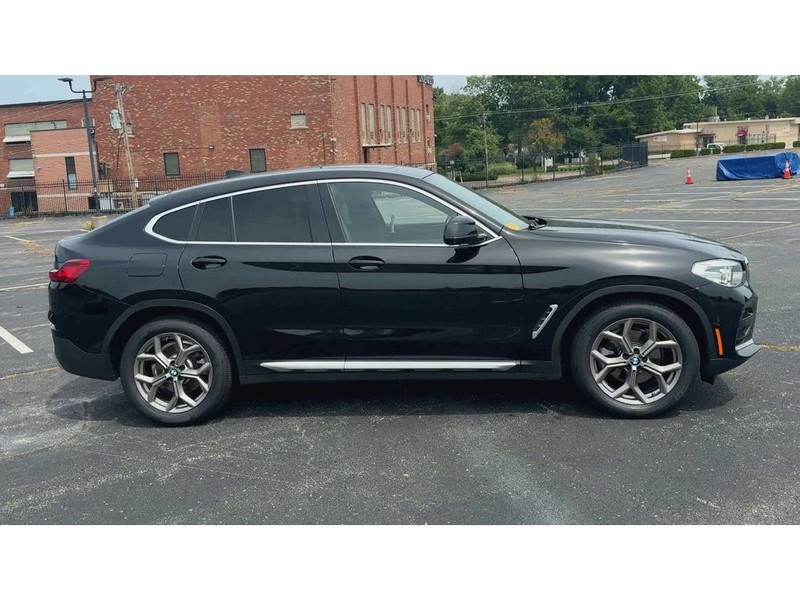 BMW X4 Vehicle Full-screen Gallery Image 09