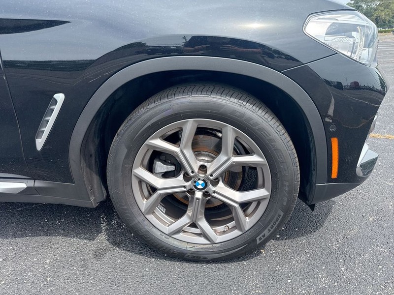 BMW X4 Vehicle Full-screen Gallery Image 10