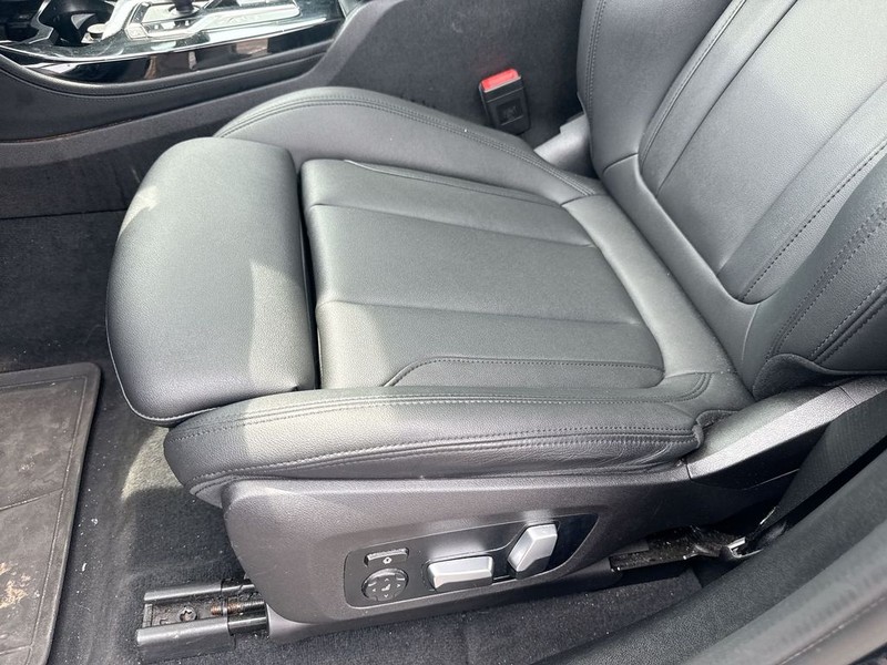 BMW X4 Vehicle Full-screen Gallery Image 11