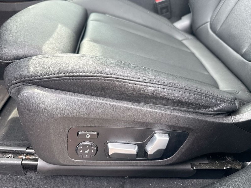 BMW X4 Vehicle Full-screen Gallery Image 12