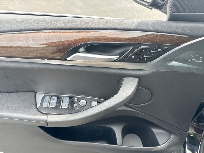 BMW X4 Vehicle Full-screen Gallery Image 13