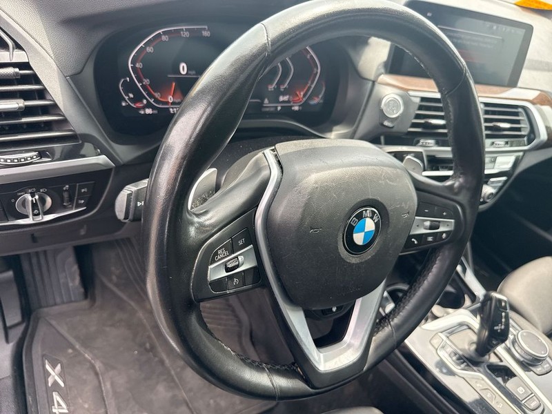 BMW X4 Vehicle Full-screen Gallery Image 14