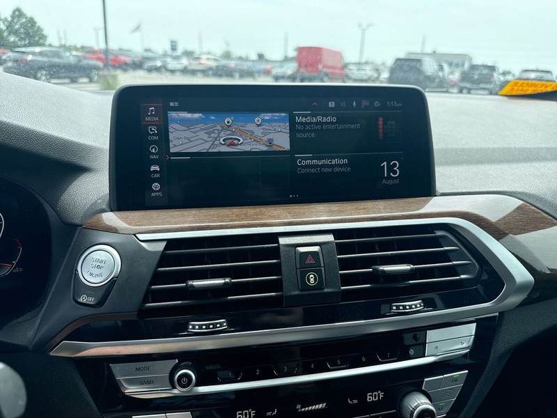 BMW X4 Vehicle Full-screen Gallery Image 16