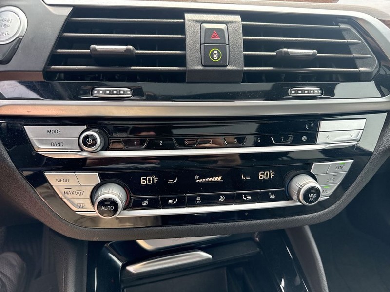 BMW X4 Vehicle Full-screen Gallery Image 18
