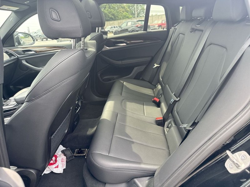 BMW X4 Vehicle Full-screen Gallery Image 21