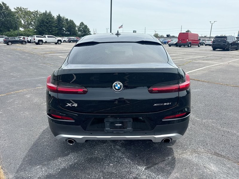 BMW X4 Vehicle Full-screen Gallery Image 22