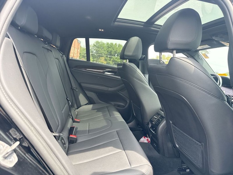 BMW X4 Vehicle Full-screen Gallery Image 23