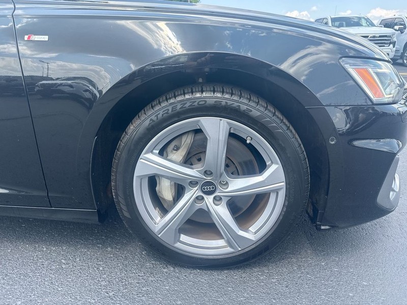 Audi A6 Sedan Vehicle Full-screen Gallery Image 10