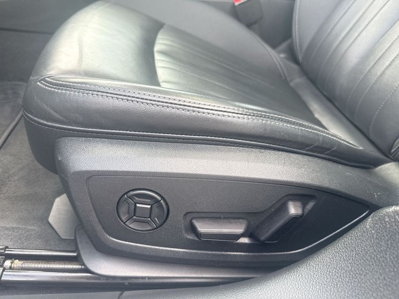 Audi A6 Sedan Vehicle Full-screen Gallery Image 12
