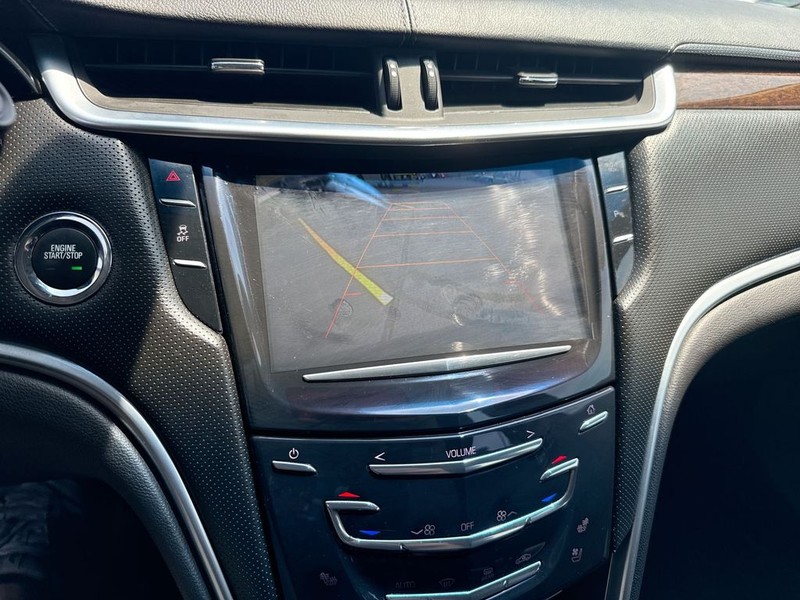 Cadillac XTS Vehicle Full-screen Gallery Image 16
