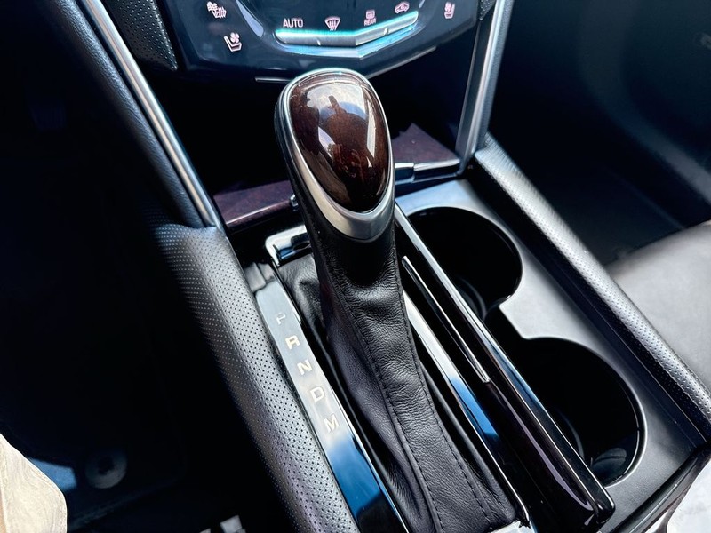 Cadillac XTS Vehicle Full-screen Gallery Image 18