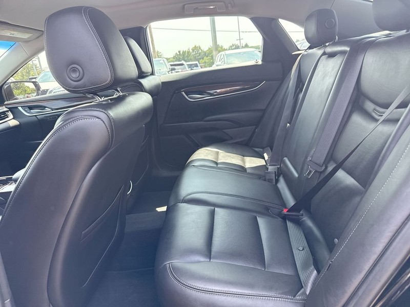Cadillac XTS Vehicle Full-screen Gallery Image 19