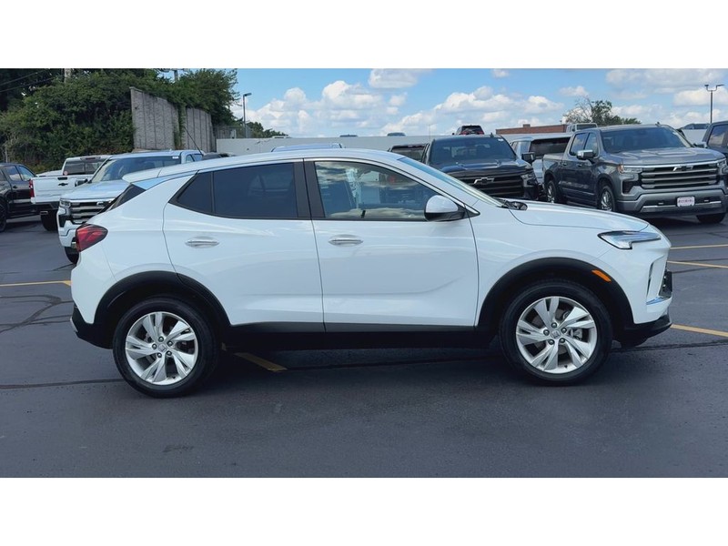 Buick Encore GX Vehicle Full-screen Gallery Image 09
