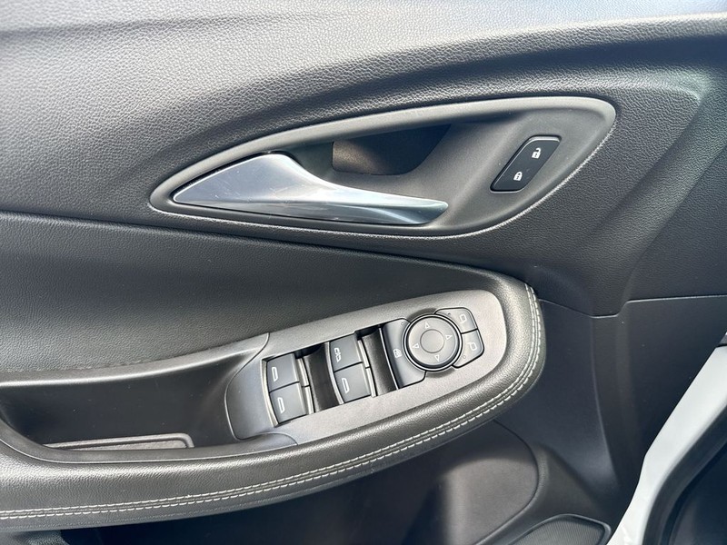 Buick Encore GX Vehicle Full-screen Gallery Image 13