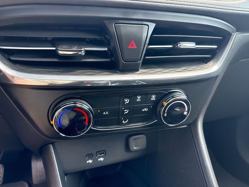 Buick Encore GX Vehicle Full-screen Gallery Image 18