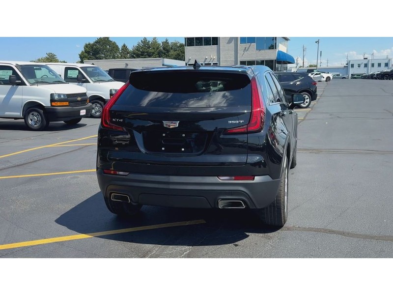 Cadillac XT4 Vehicle Full-screen Gallery Image 07