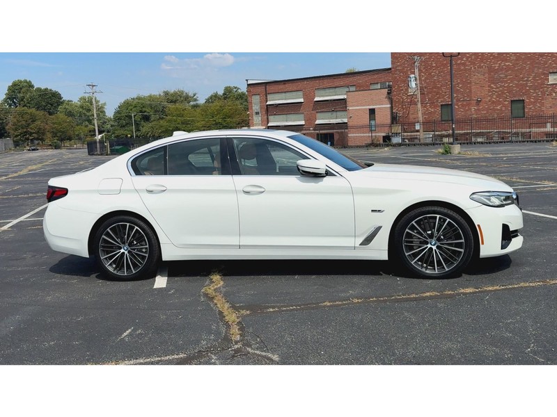 BMW 5 Series Vehicle Full-screen Gallery Image 02