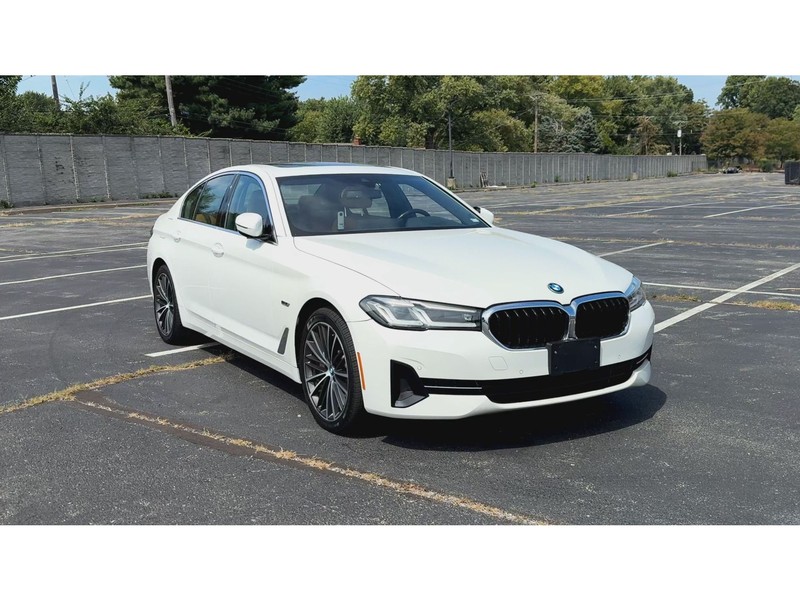 BMW 5 Series Vehicle Full-screen Gallery Image 03