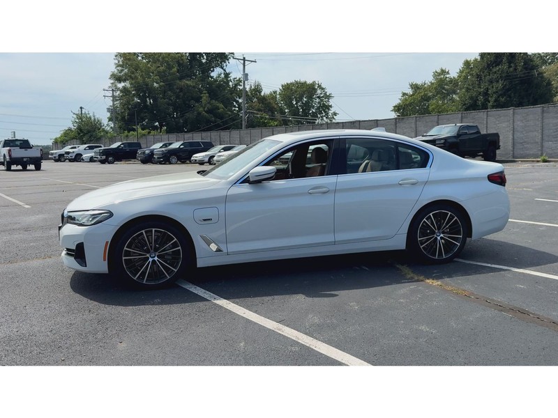 BMW 5 Series Vehicle Full-screen Gallery Image 05