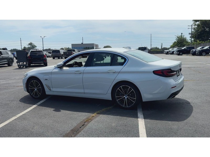 BMW 5 Series Vehicle Full-screen Gallery Image 06