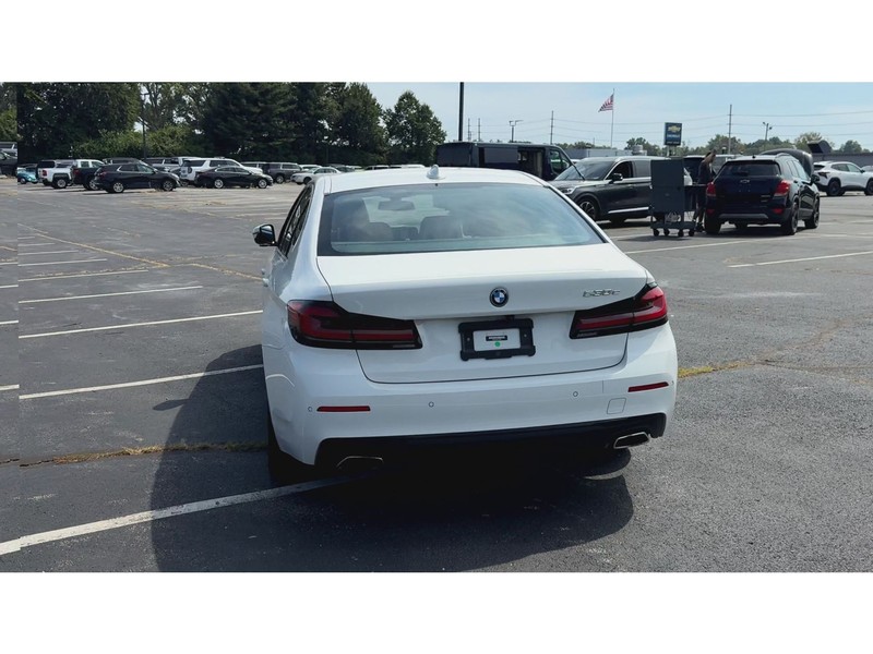 BMW 5 Series Vehicle Full-screen Gallery Image 07