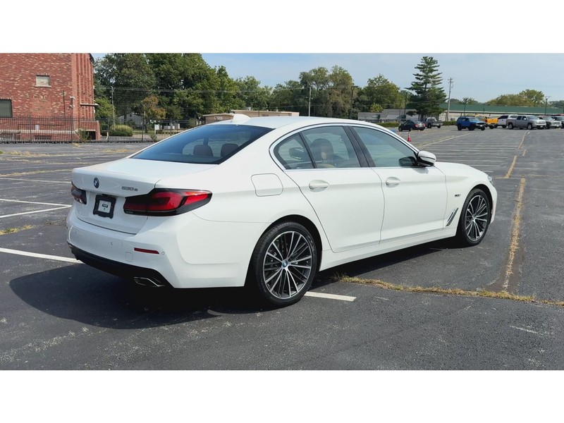 BMW 5 Series Vehicle Full-screen Gallery Image 08
