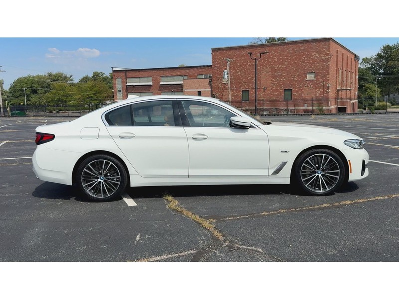 BMW 5 Series Vehicle Full-screen Gallery Image 09