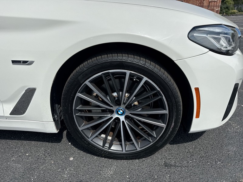 BMW 5 Series Vehicle Full-screen Gallery Image 10