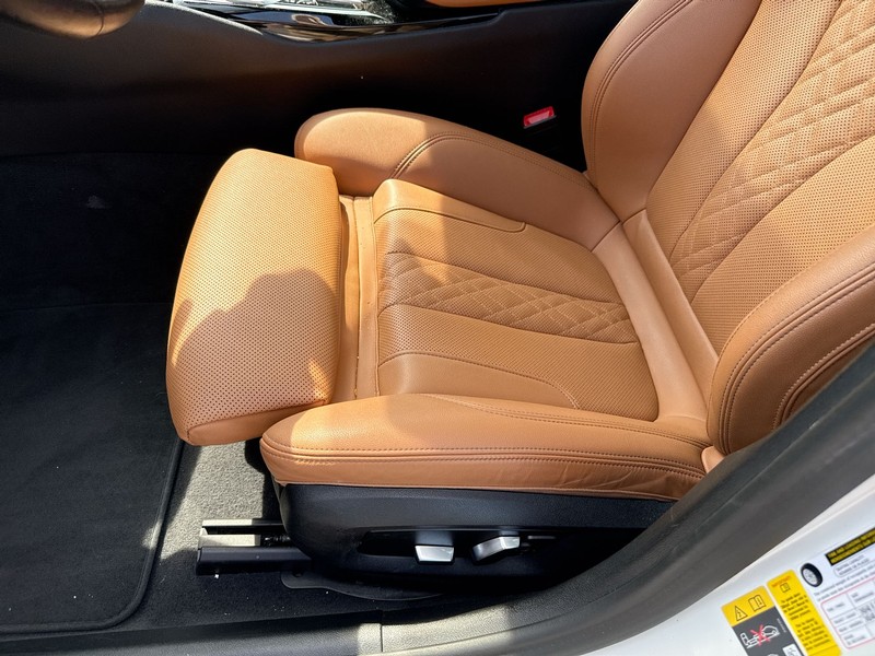 BMW 5 Series Vehicle Full-screen Gallery Image 11
