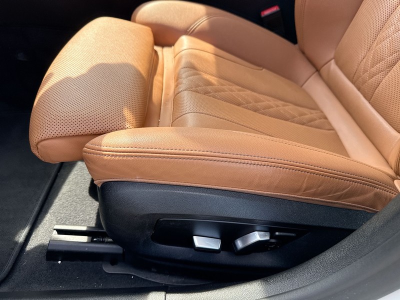 BMW 5 Series Vehicle Full-screen Gallery Image 12