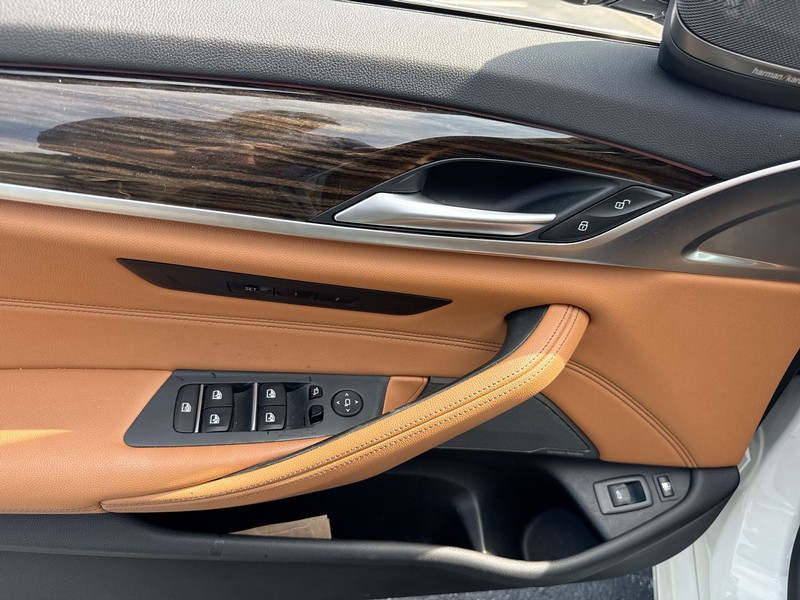 BMW 5 Series Vehicle Full-screen Gallery Image 13