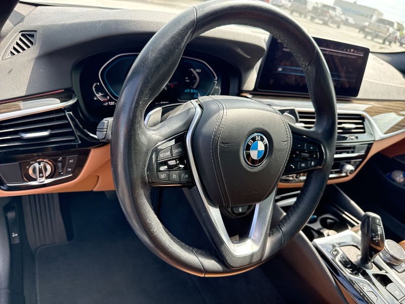 BMW 5 Series Vehicle Full-screen Gallery Image 14