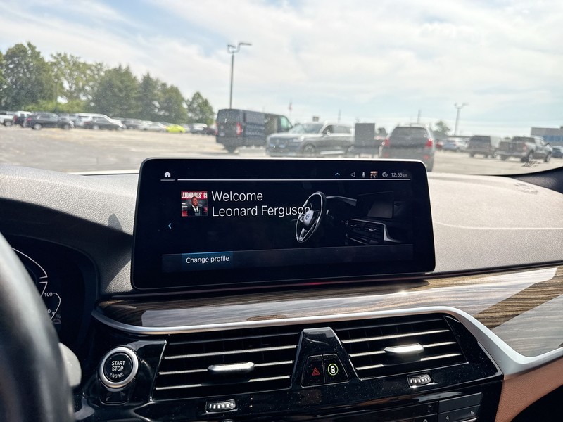 BMW 5 Series Vehicle Full-screen Gallery Image 16
