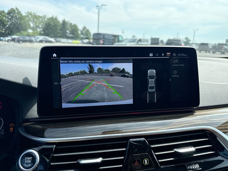 BMW 5 Series Vehicle Full-screen Gallery Image 17