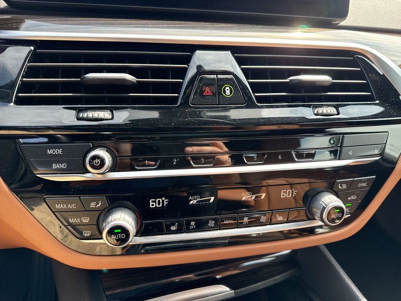 BMW 5 Series Vehicle Full-screen Gallery Image 18