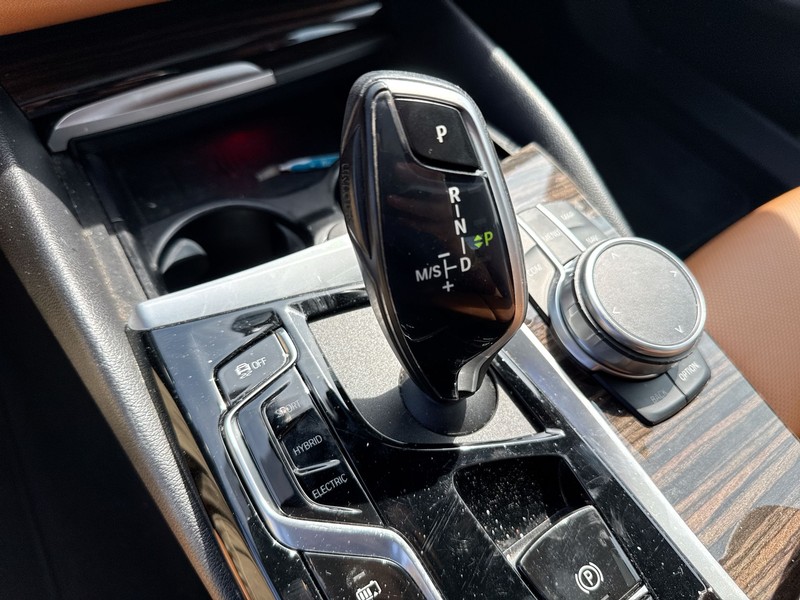 BMW 5 Series Vehicle Full-screen Gallery Image 19
