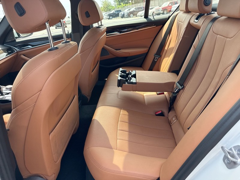 BMW 5 Series Vehicle Full-screen Gallery Image 21