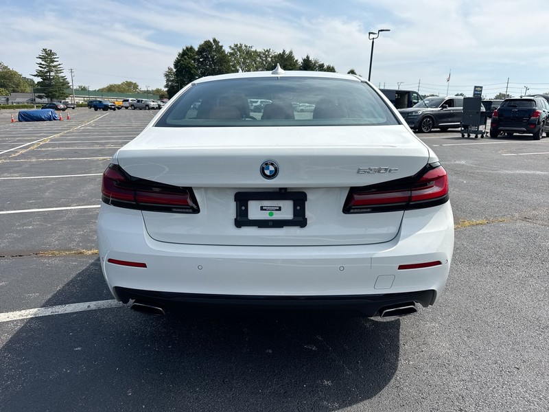 BMW 5 Series Vehicle Full-screen Gallery Image 22